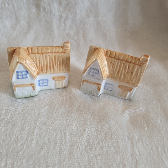 Vintage Farmhouse Minature Salt & Pepper Shakers - Picture 1 of 7